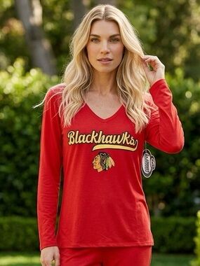 NWT NHL Women’s Red Long Sleeve Tee Shirt Chicago Blackhawks Hockey - Size M